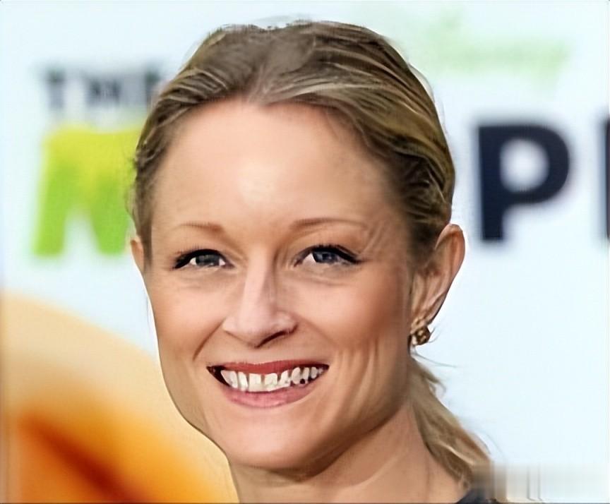 美国知名女明星，身材火爆长相甜美，粪便满屋遭房东起诉