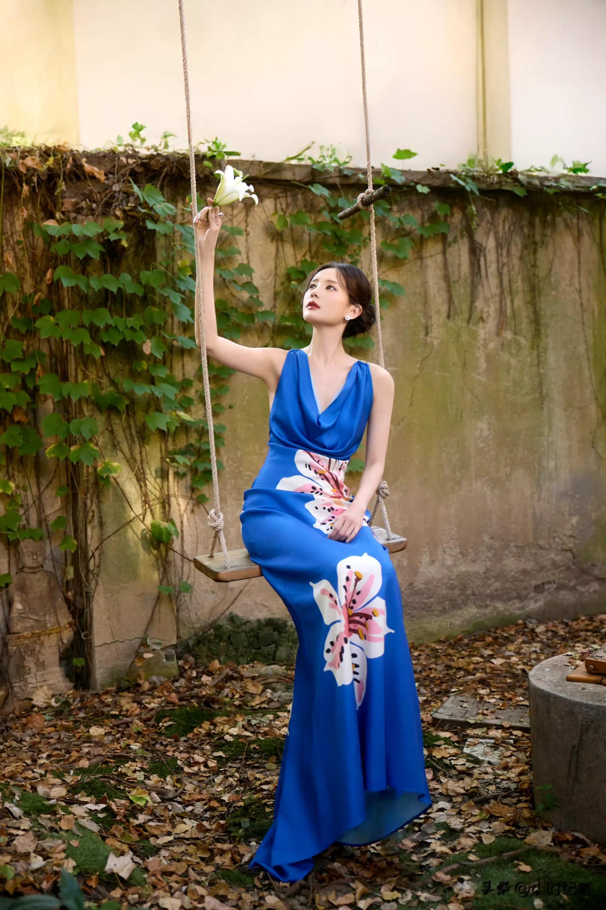 李一桐:这手！这笑容！这背！太完美了，被光偏爱的女孩