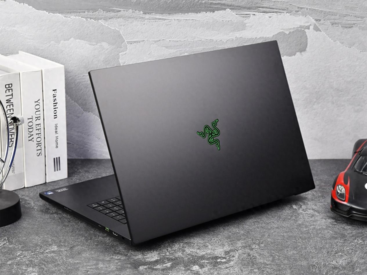 上手體驗雷蛇靈刃182025：18英寸超薄游戲本天花板