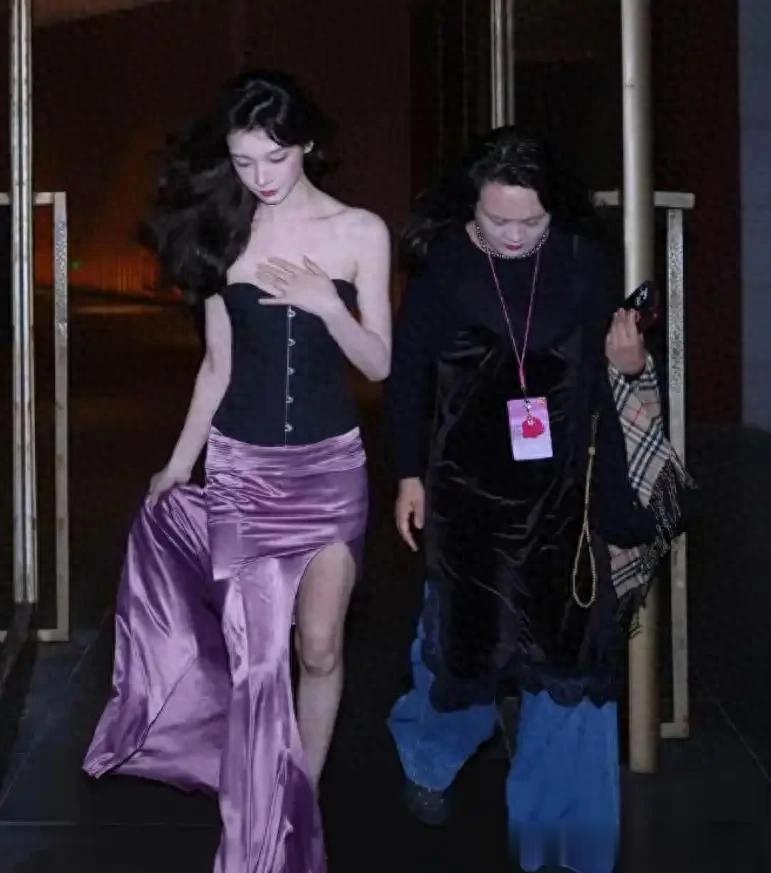 被易梦玲的路透生图惊艳到，紫色缎面裙搭鱼骨抹胸！真的很有感觉