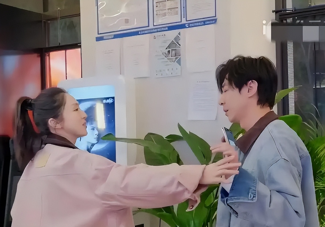 董璇也没想到,公布二婚才一个多月,姐弟恋问题就在她身上暴露了