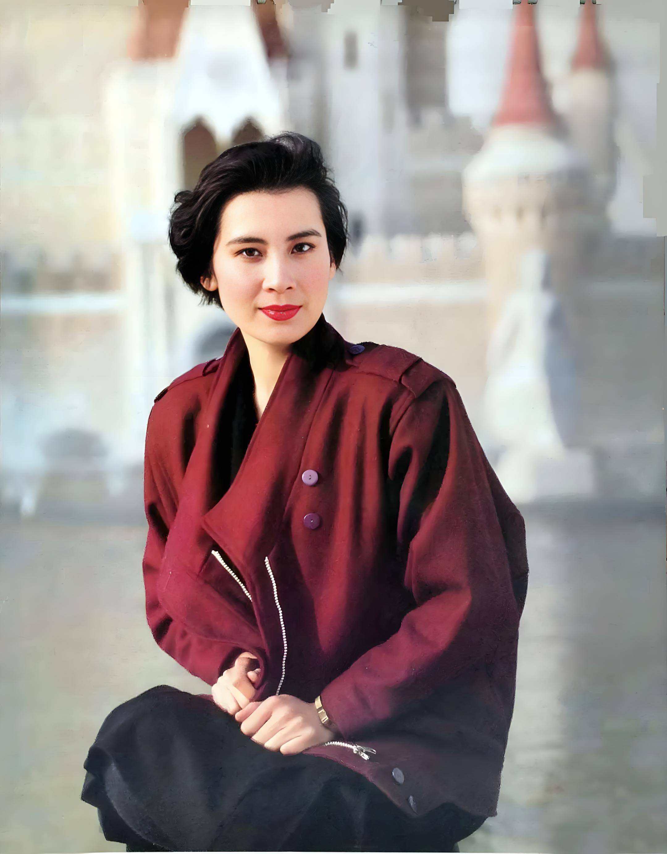 从车间钳工到国家一级演员，却因拍戏和丈夫离婚，今66岁依旧单身