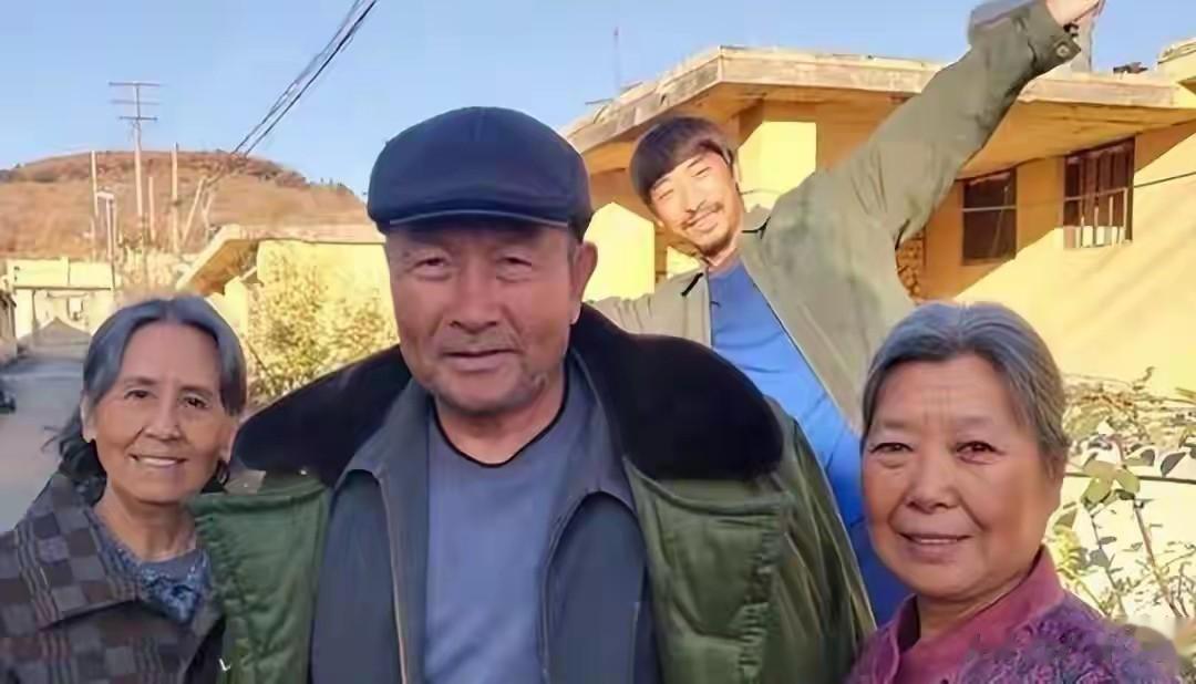 他是国家一级演员,演了半辈子戏,戏外爱妻如命,儿子是他的牵挂