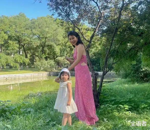 毕业于北大的前央视主持人晒照宣布与意大利球星结婚，女方在国外主动搭讪相识