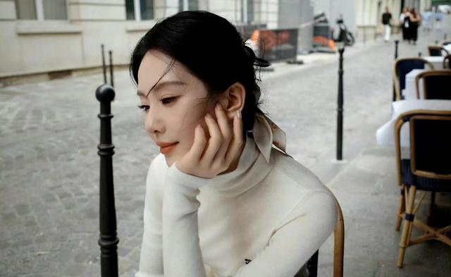 刘诗诗 巴黎看秀高领毛衣不热吗？