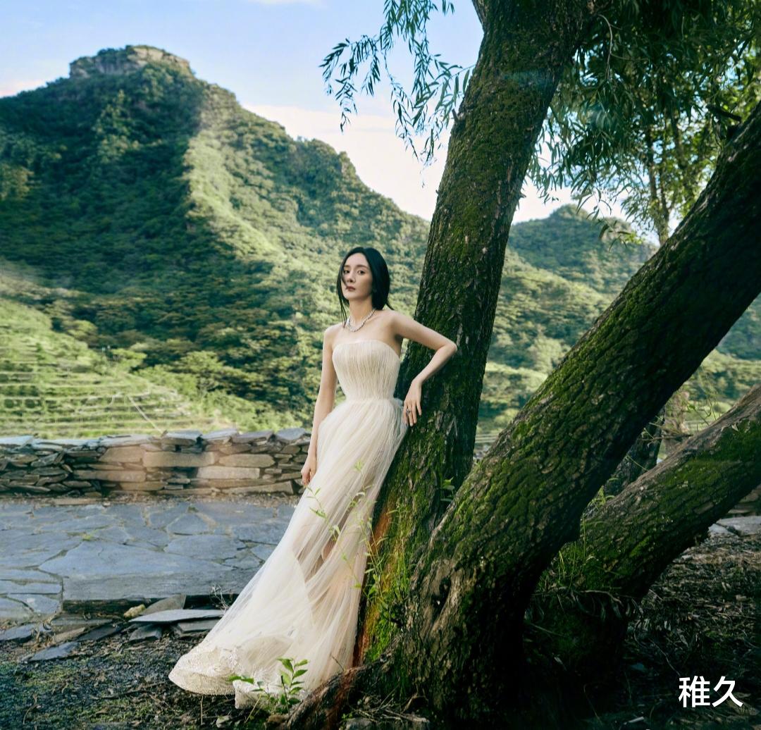 39岁杨幂轻纱抹胸照刷屏:她把年龄穿成了高定!