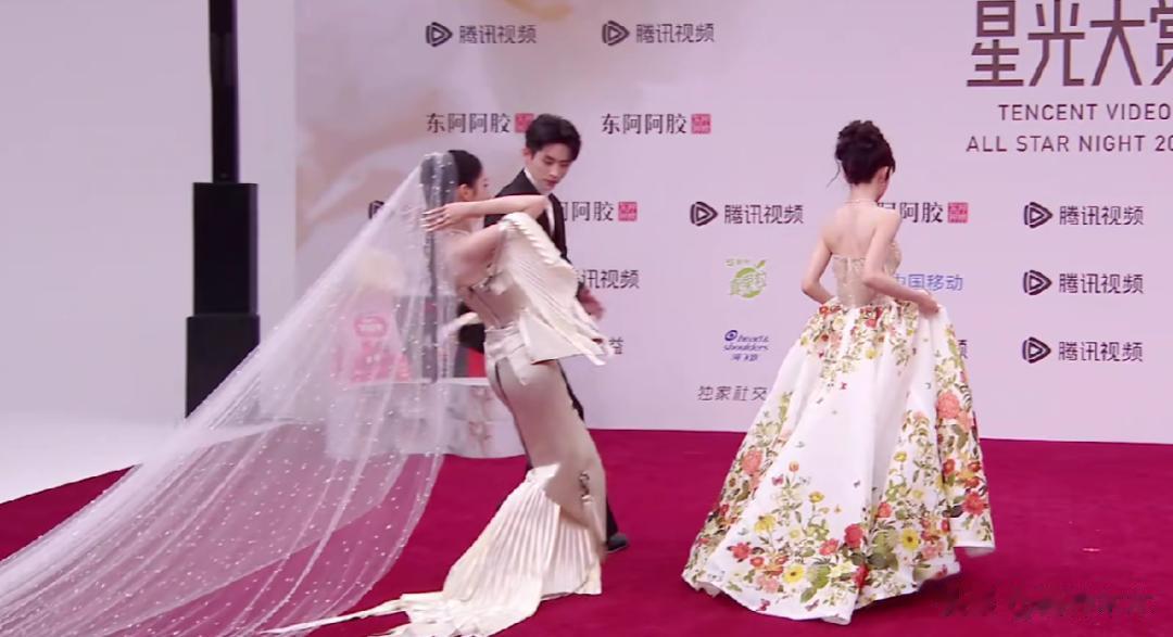 星光大赏红毯是胶粘的？周也头纱被勾住险摔倒，孟子义也被卡住