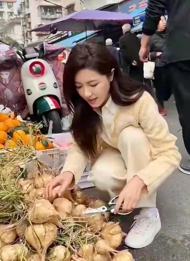 49岁曾黎在菜市场买地瓜她打扮中性 皮肤又白又嫩拿着地瓜连连夸赞