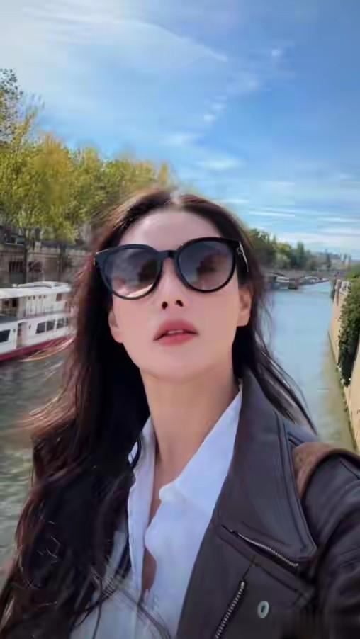 张馨予在广东家里做饭，老公何捷负责拍照，在家连续睡了15个小