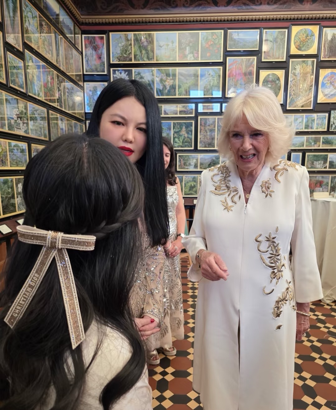 伦敦偶遇李湘一家三口，李湘母女本人都比自己发的照片上丰满很多