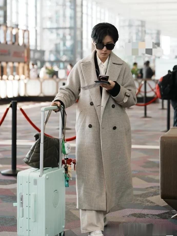 万茜真是穿搭高手!穿格纹大衣+拉链卫衣+阔腿裤,时髦又高级!
