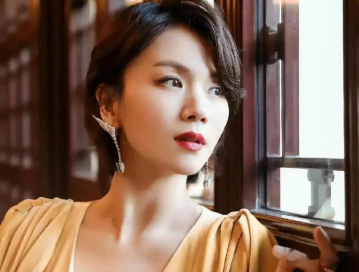 陈思诚爱她，王凯陪伴着她，41岁的她活成了人人羡慕的大女主！