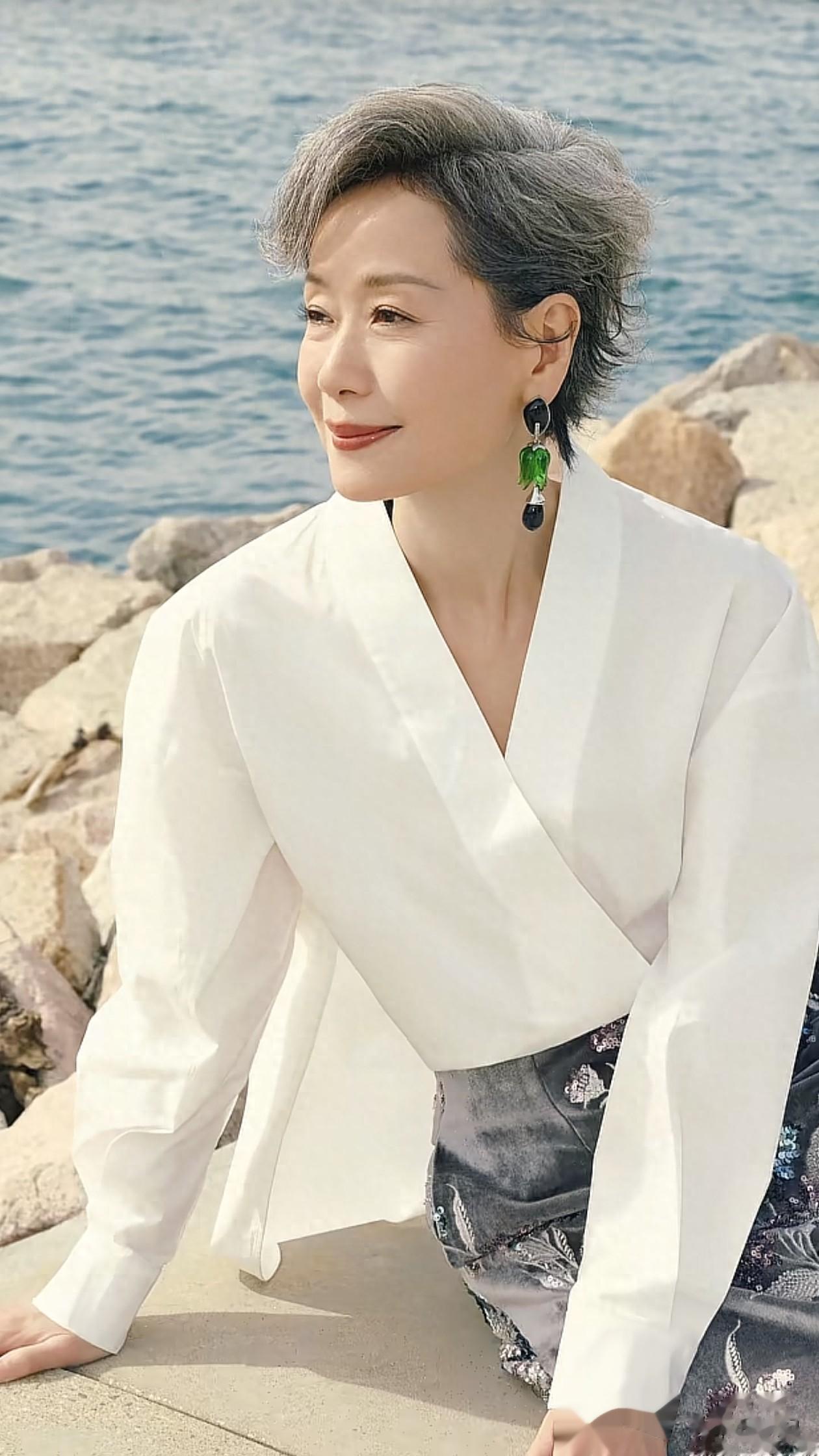 62岁叶童最新穿搭:白衬衫+半身裙,优雅又减龄,状态好得像42岁