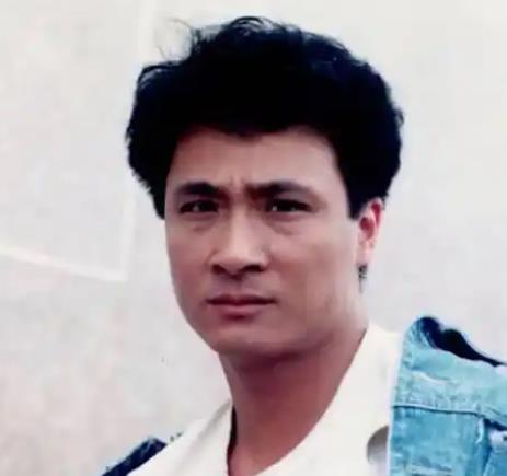 年轻时长得丑,变老后反而帅到掉渣,这四位男星对比太明显