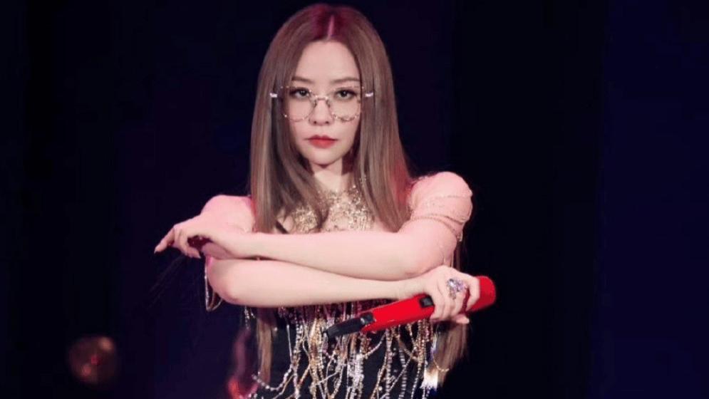 张靓颖的“魔性”造型，是“自降身价”还是“时尚先锋”？