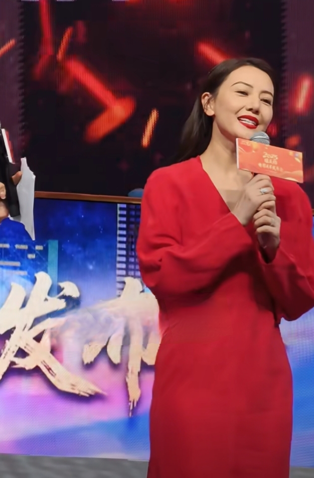 高圆圆一袭红裙亮相活动，45岁的气质优雅到骨子里，这状态绝了