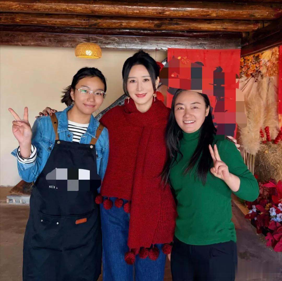 47岁胡静在云南老家探亲被偶遇,皮肤白皙有光泽,看起来太年轻了