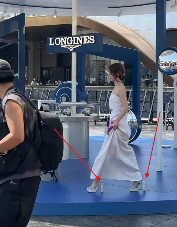 赵丽颖线下活动，谁注意她脚上的鞋？粉丝：对她上点心吧