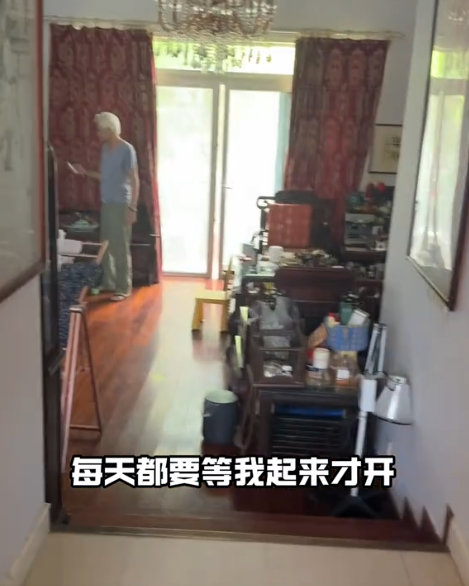 演员陈龙上父母家突击检查,40多度不开空调,爸妈一起抹汗还嘴硬