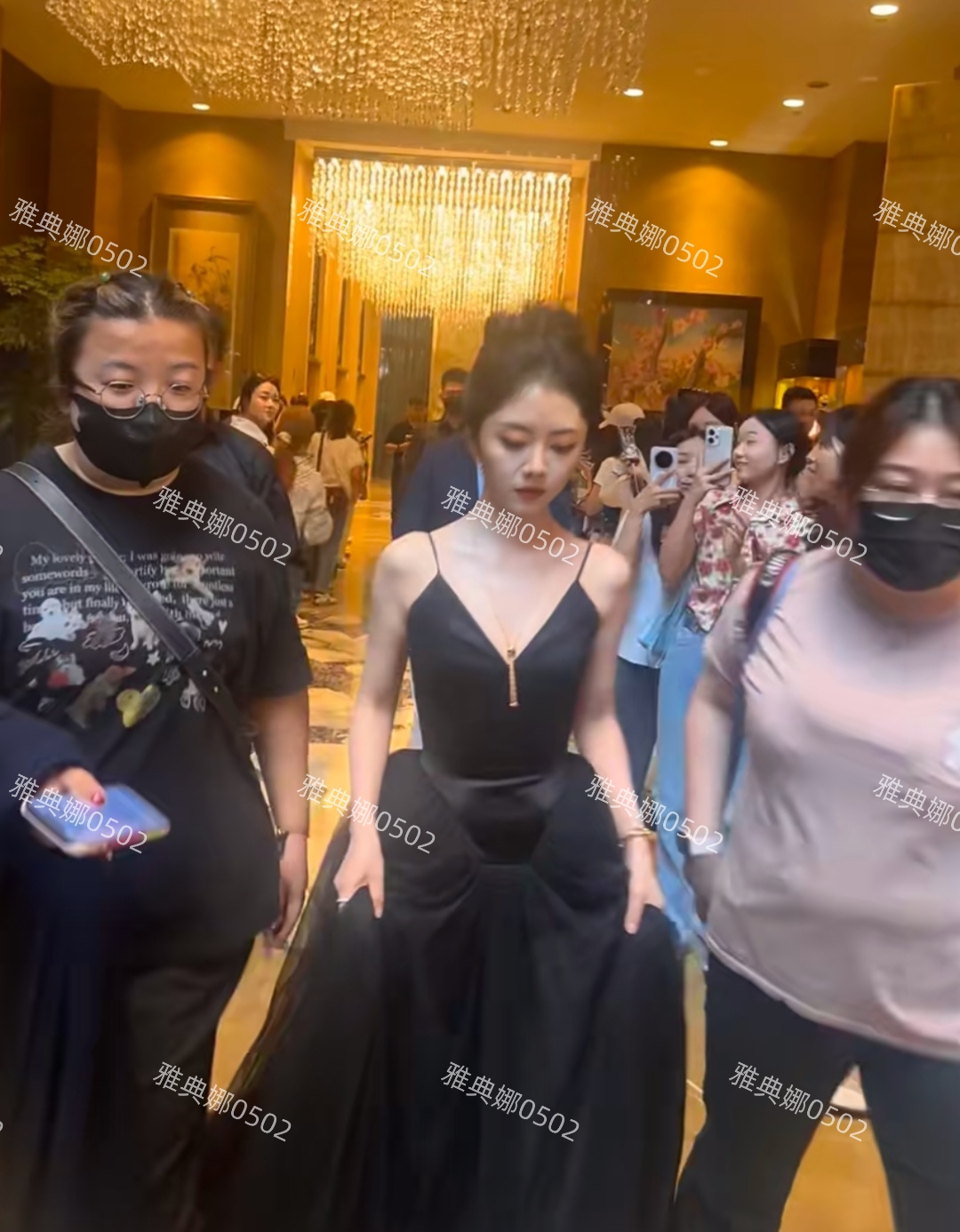 谭松韵本人脸真的好小好精致，一点看不出她35岁了就是太瘦了!