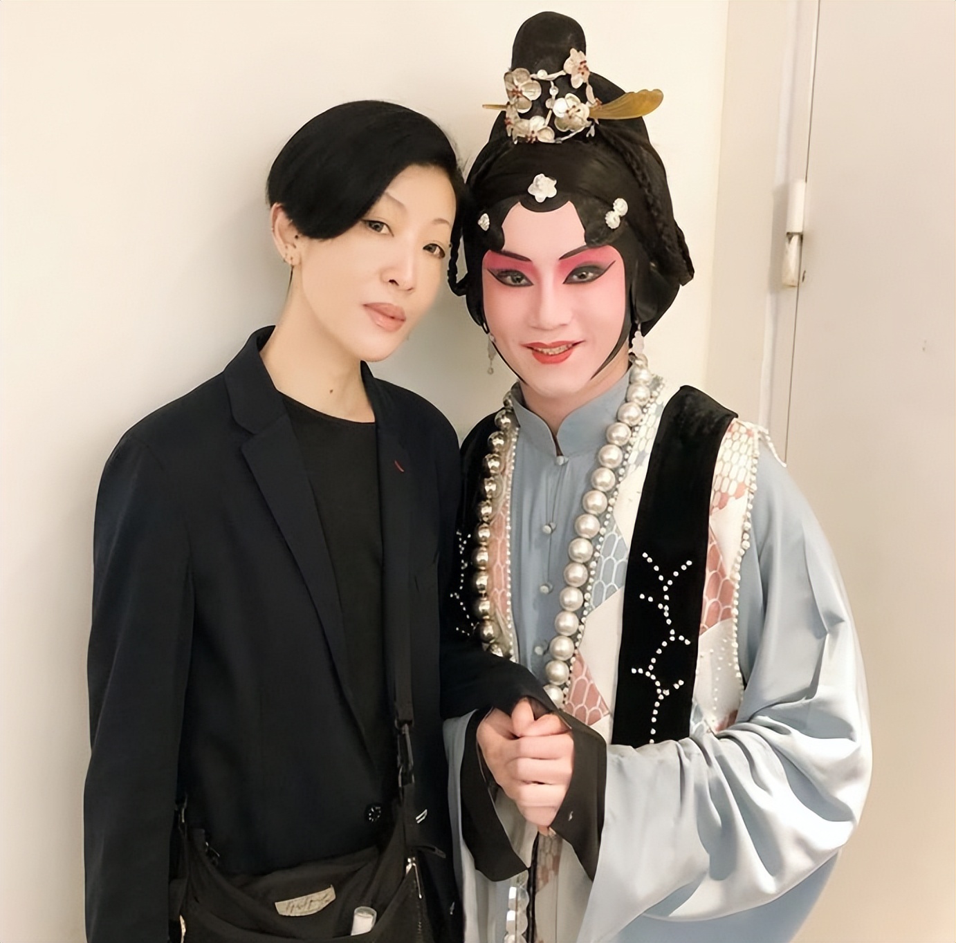 京剧演员黄兆欣于家中猝逝年仅40岁,圈中多人发声悼念