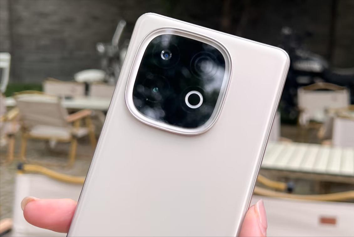 vivo誠意十足，發布三個月跌至1417元，天璣8400+144HZ直屏