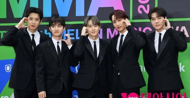 首尔这天，韩国偶像集体走红毯，没公司包装和滤镜，遍地普男普女