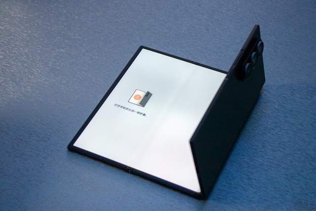 三星Galaxy Z TriFold真機圖賞：這次的三折疊，與眾不同