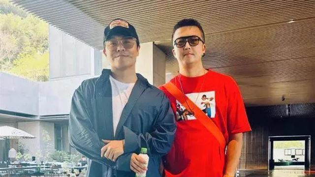 佟丽娅带儿子现身前夫公司，9岁朵朵穿粉色套装连背影都像陈思诚