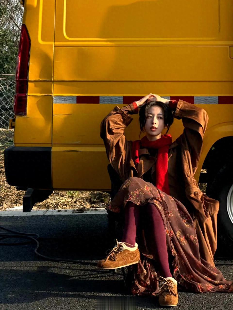 周雨彤复古文艺穿搭日常look，长款棕色风衣与同色系碎花半裙叠搭