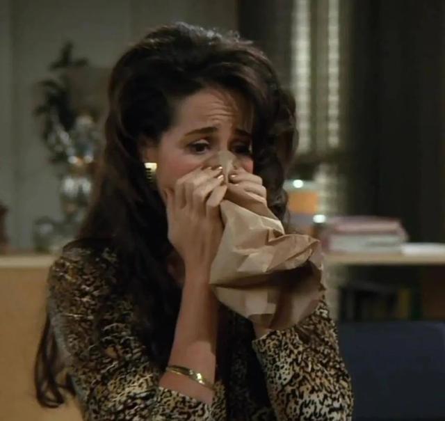 700万粉丝网红直播时突然全身软绵无力、止不住地手抖,冲上热搜第一