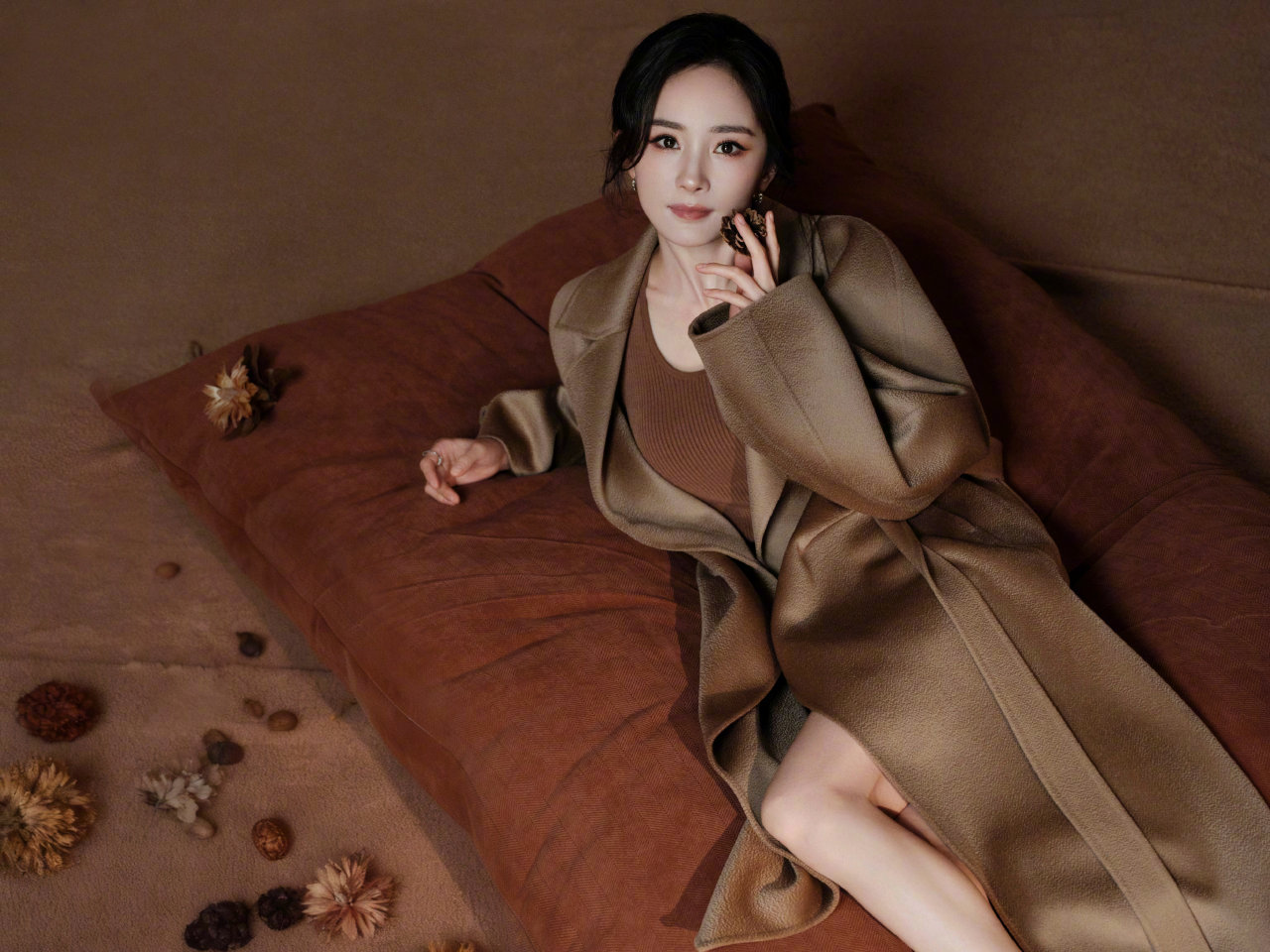 杨幂今日私房写真，光脚丫美腿真让人上头