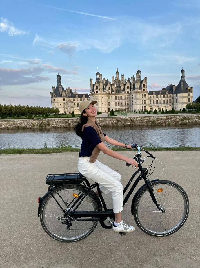 杨采钰休闲穿搭美图