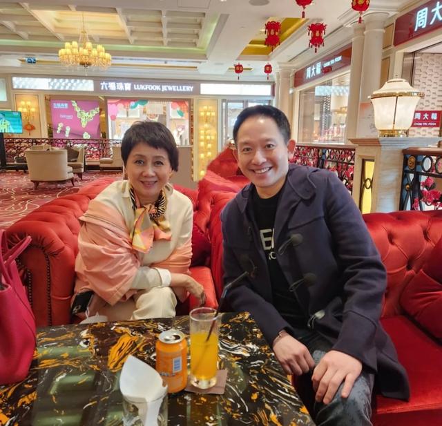 张玉珊与前男友侄子聚会，戴名表金链好贵气，与向华胜分手已19年