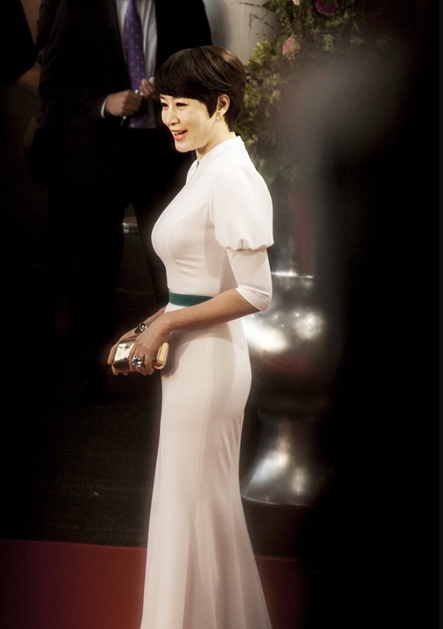 被封娱乐圈“吸金女王”,影后豪掷4200万现金买房,54岁至今单身