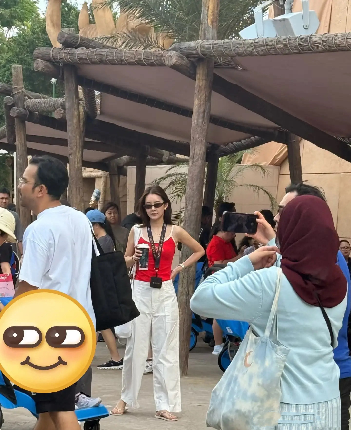 陈赫一家新加坡度假,穿厚底鞋才与老婆同高,身材发福得有160斤