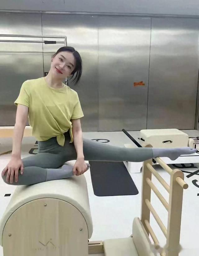 39岁未婚袁姗姗秀健身照，瑜伽裤凸显逆天腰臀比，不婚生活超自在