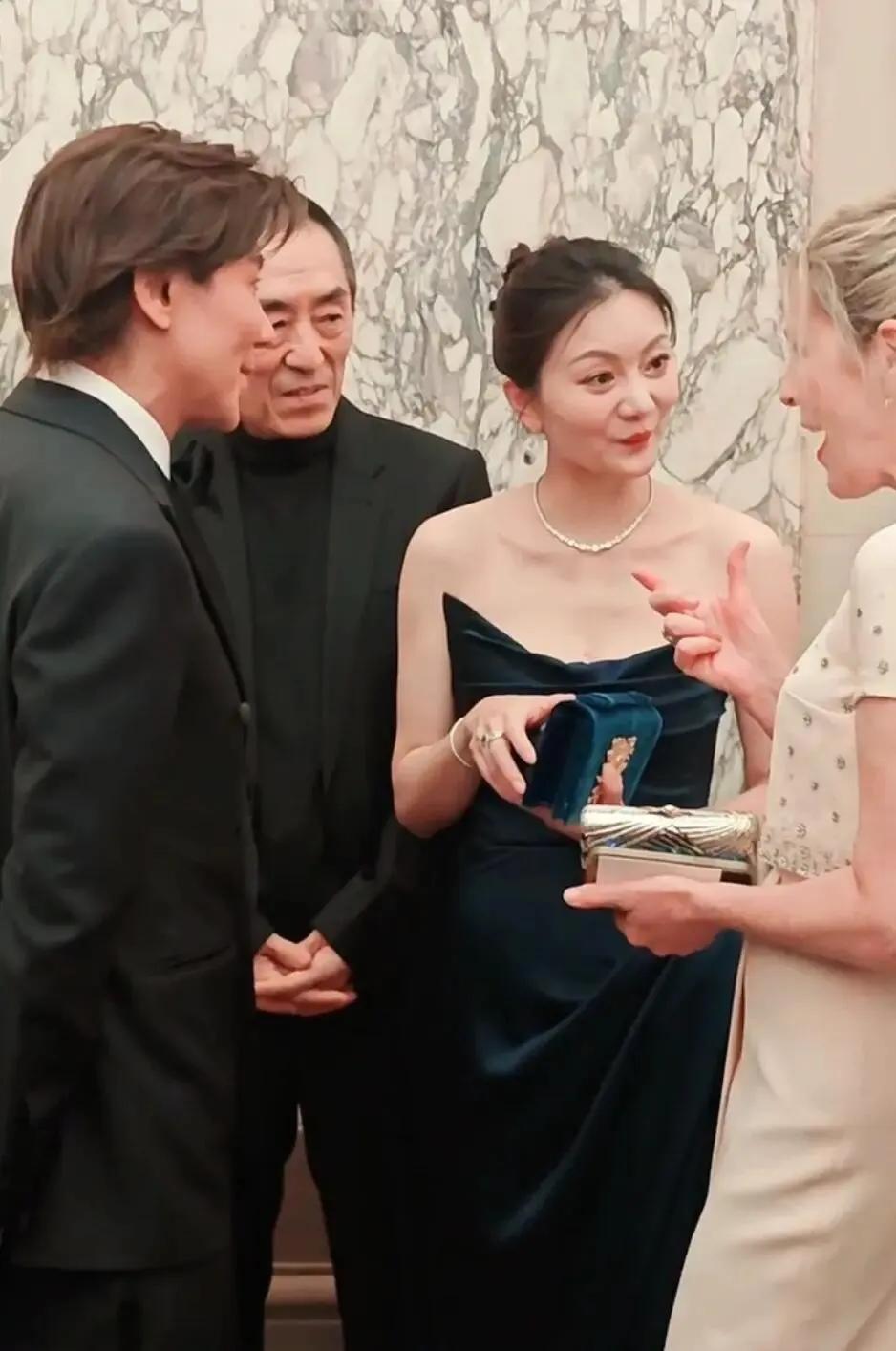 44岁陈婷陪张艺谋跑路演,她气质出众,张艺谋老了,她还很俏!