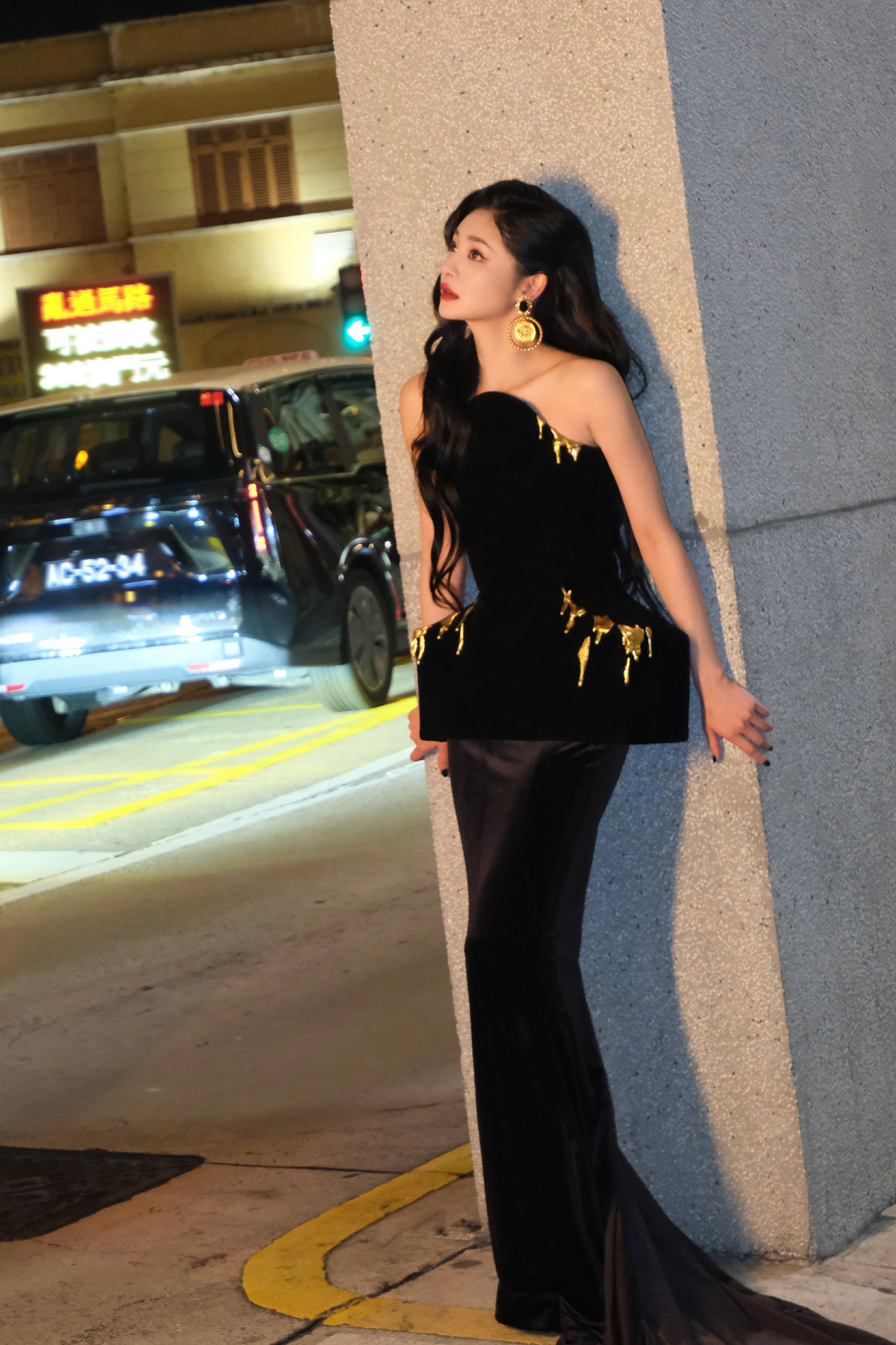 打破港风固有框架？周洁琼冷艳造型出圈，冷艳气场梦回港片黄金时代