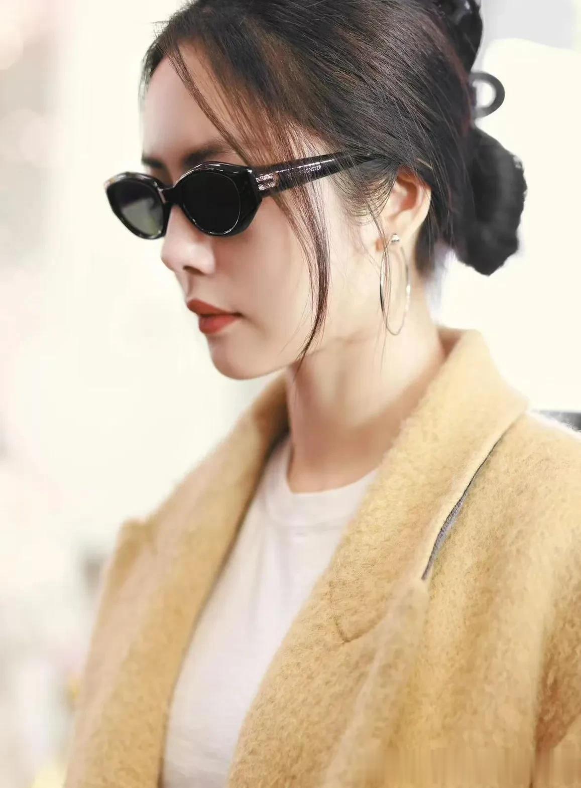 蔡文静机场私服真会穿！大衣+白色打底衫+牛仔裤，时髦高级又减龄