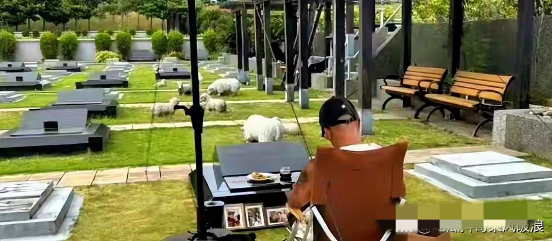 小S接雅诗兰黛新代言狂捞金,具俊晔穿蓝色套装墓地会友装深情?