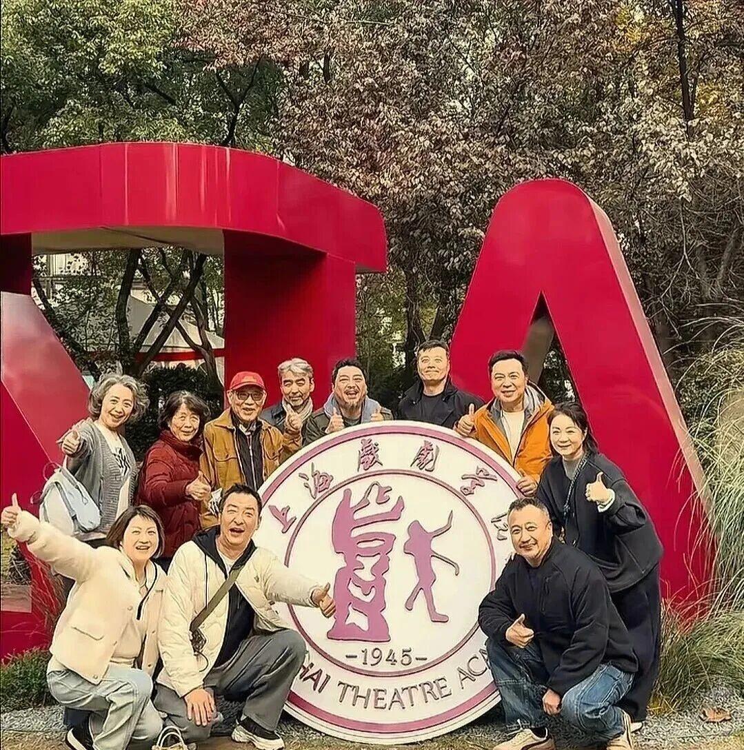 任程伟携妻子参加同学聚会，55岁黄蕾头发全白，和老公不像同辈人