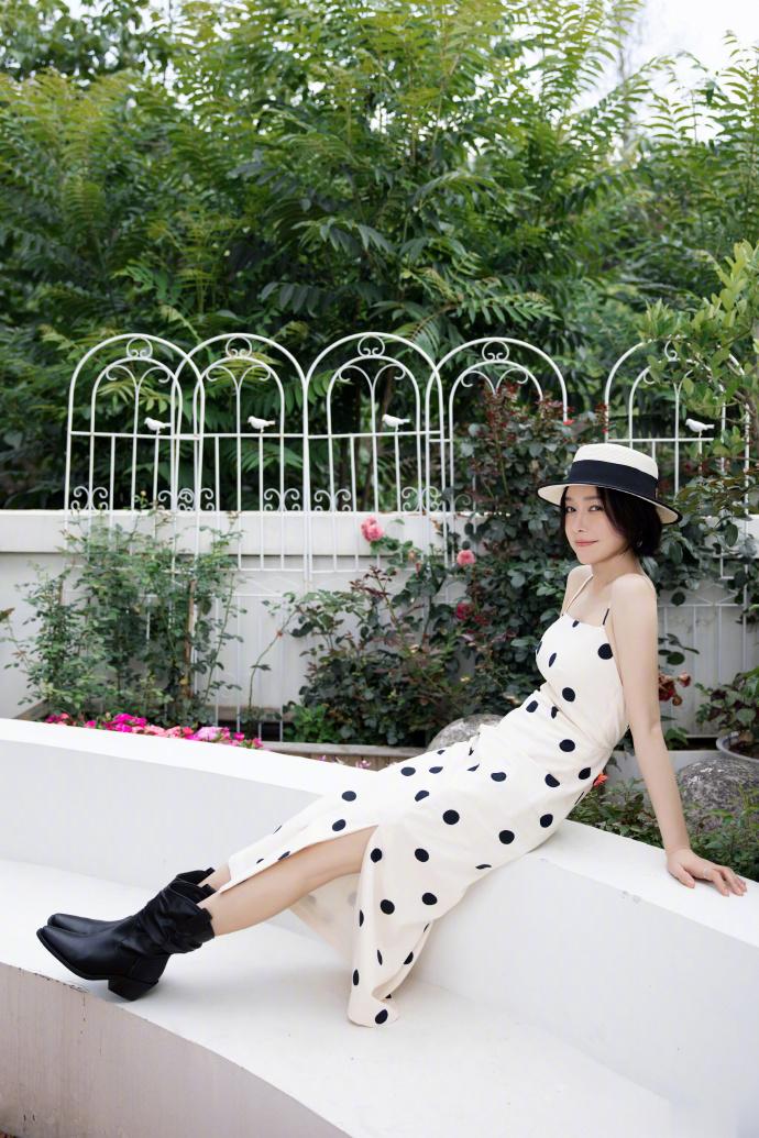 46岁秦岚晒近照，吊带裙配靴子好时髦，冻龄颜冷白皮太绝美了