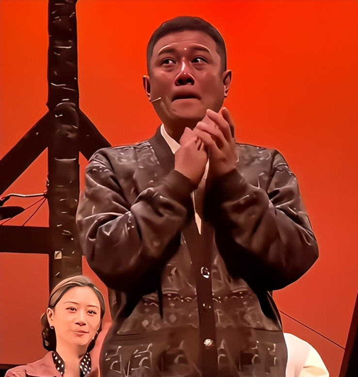 41岁文章腰部受伤!上海演出痛到呲牙咧嘴、两人搀扶,头顶也秃了