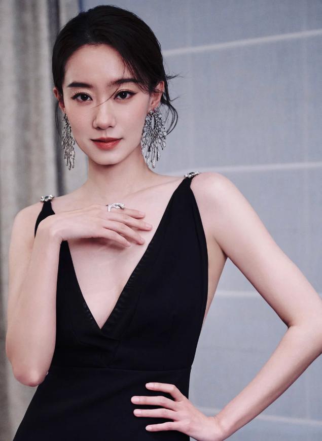 温婉大气骨相抗打 张小斐算不算顶级美人？看她的出圈神图就懂了