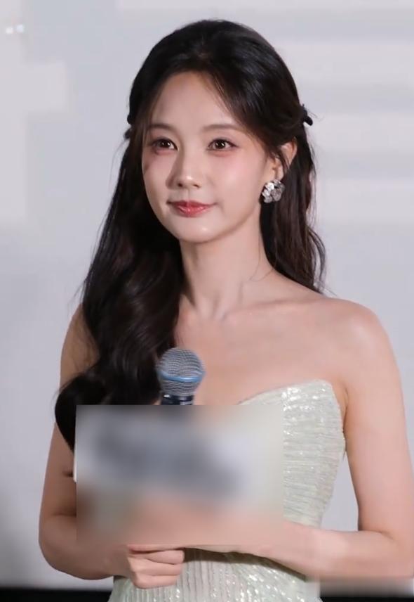 生图才是人间真实!35岁成毅剧宣动态:脸肿僵硬,噘嘴卖萌好油腻