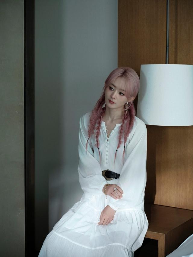 美绝了！37岁赵丽颖粉发鱼骨辫造型，甜美减龄美回十八