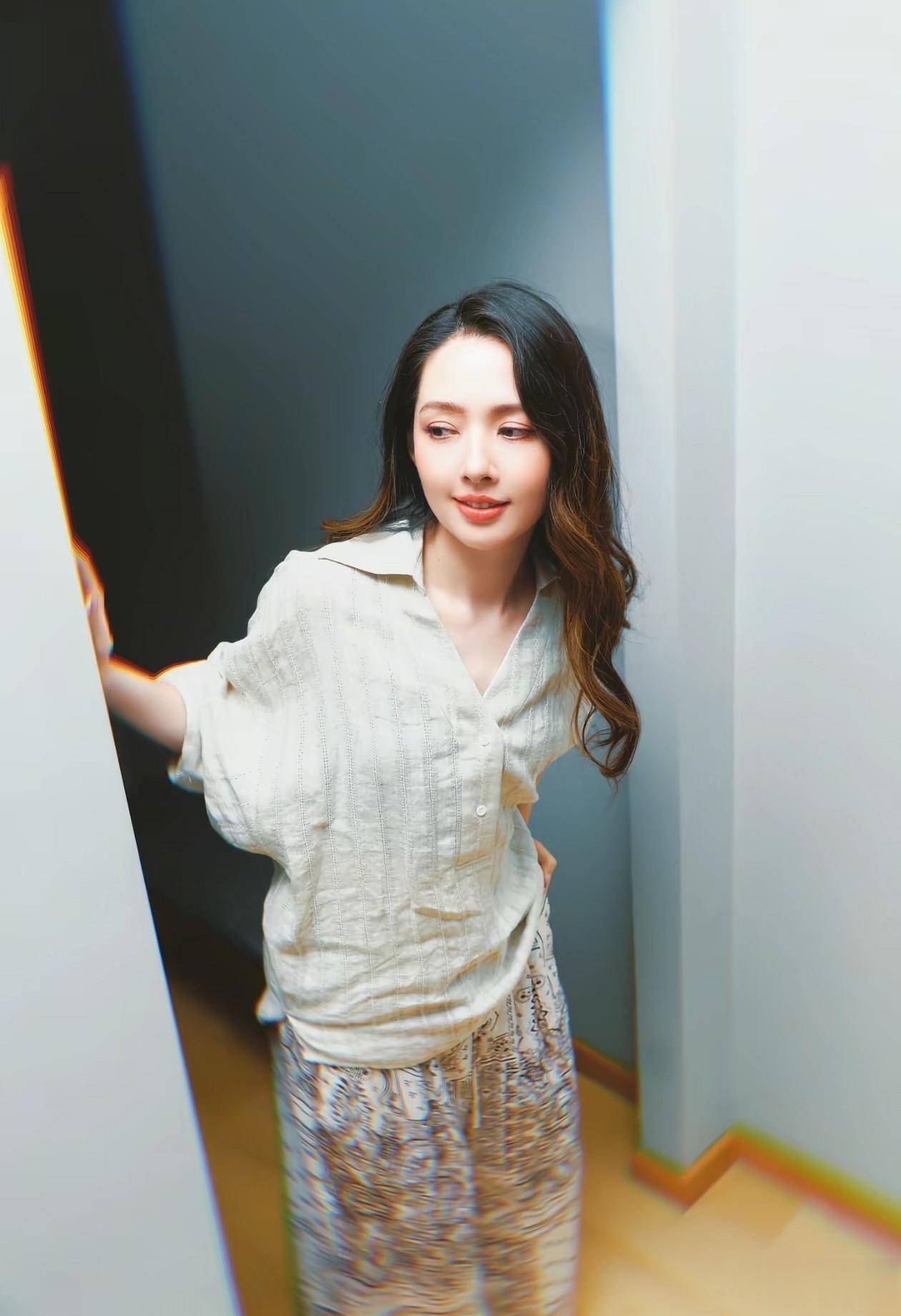 41岁郭碧婷初秋穿搭：衬衫+阔腿裤+休闲鞋，时尚减龄，嫩得像30岁