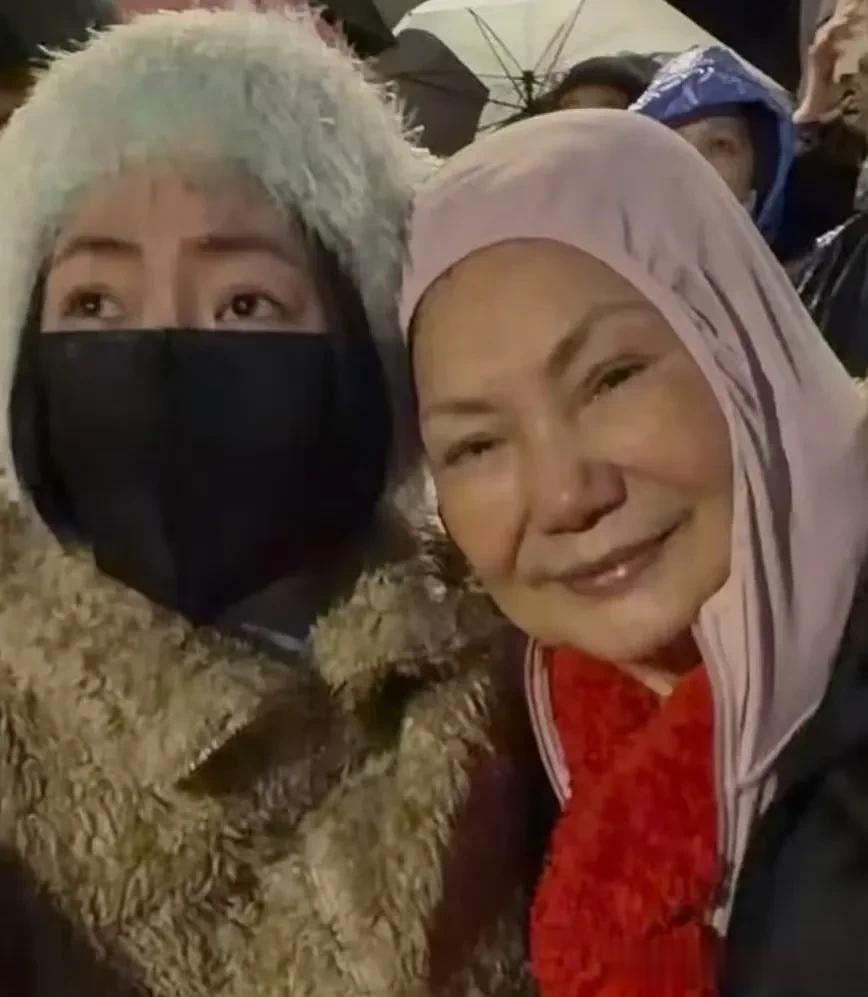 小S更新和徐妈妈跨年照，两人眼中有泪，粉丝晒大S旧照让人泪目