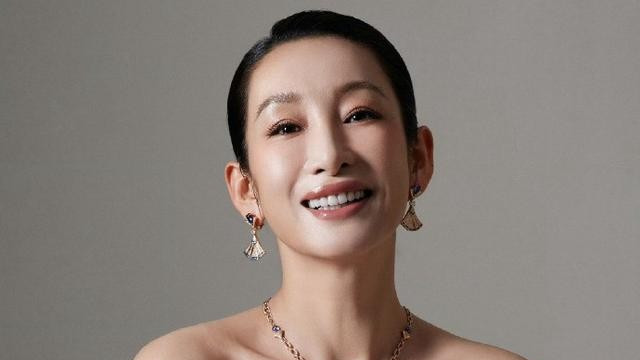 “内地刘銮雄”：年轻用30亿身家围猎女星，如今成老赖泪洒直播间